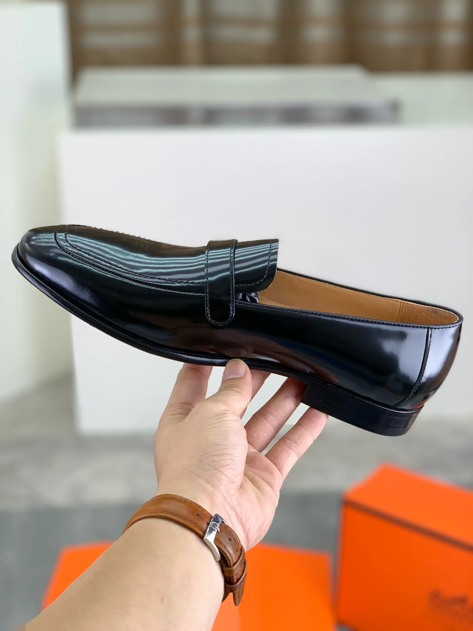 Factory price P960 💰Top version 💎💎💎 Original leather outsole Brand: Hermès (Hermès) Standard code: Men's size 39-44 (38, 45 can be customized) Grade: Same as the official website Original quality materials: Original soft calfskin Water-dyed cowhide lining Original Italian leather outsole Style categories: Men's fashion Formal casual leather shoes Slip-on men's shoes series Young fashion European and American trends, British style, colors: multiple options, counter packaging